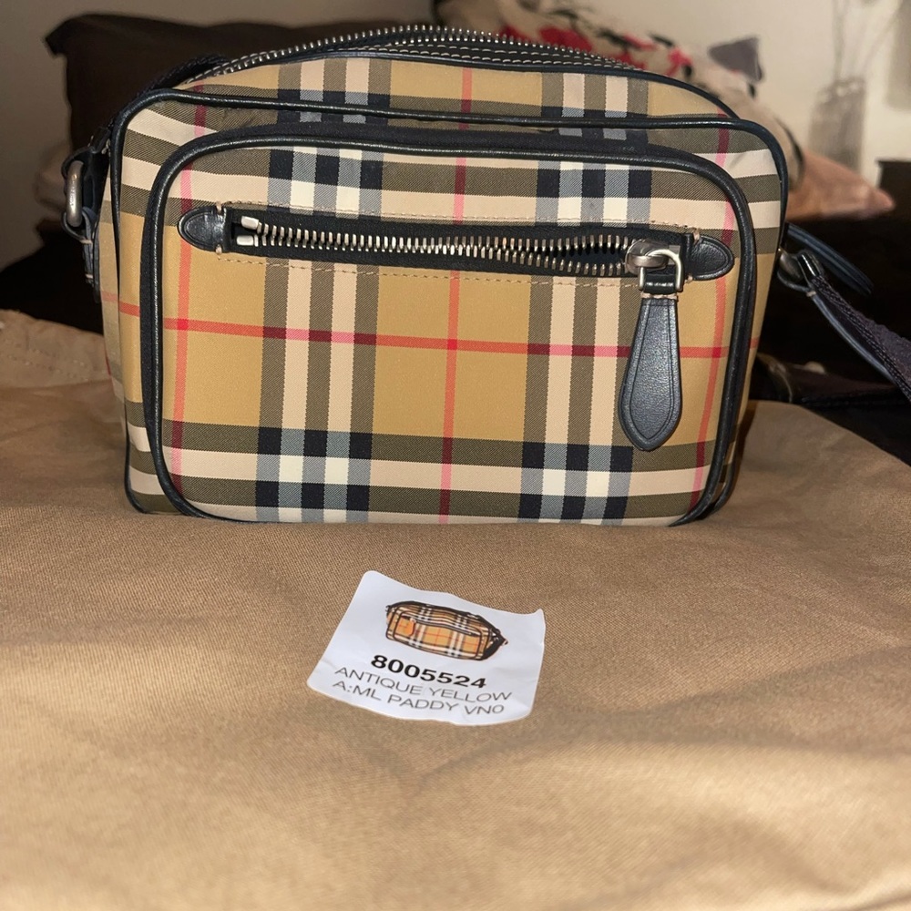 ✨Burberry Nylon Classic Plaid camera bag✨